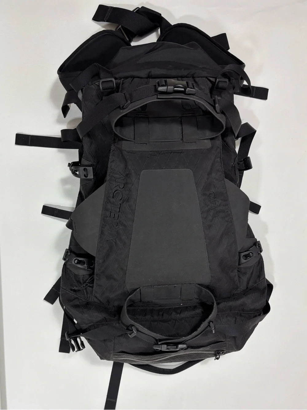 Arc'teryx M40 Black Men's Technical Pack with Adjustable Straps